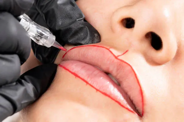 Optegning til permanent makeup på læber