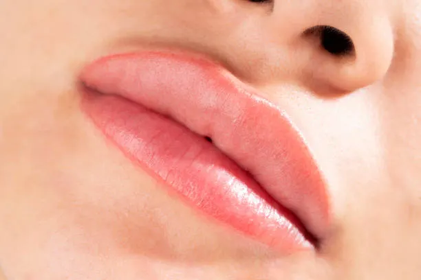 Illustration af permanent makeup på læber